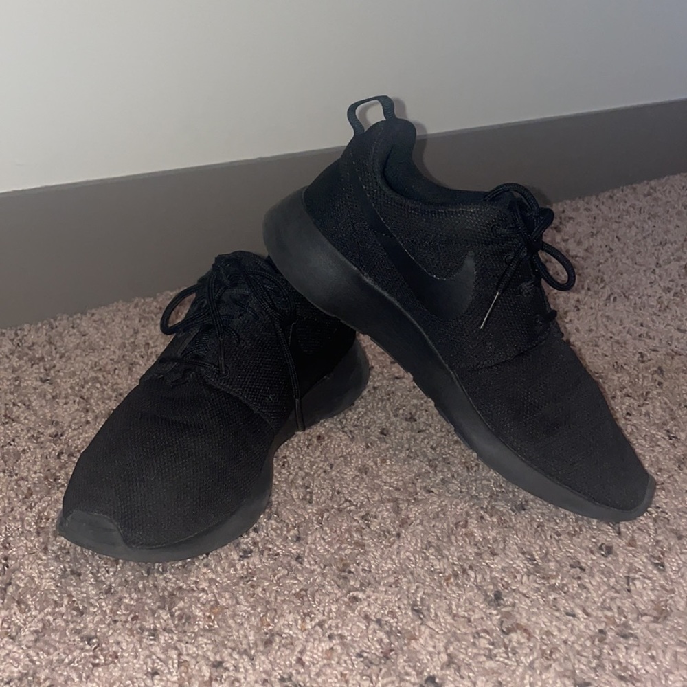 Size 7 Nike Roshes